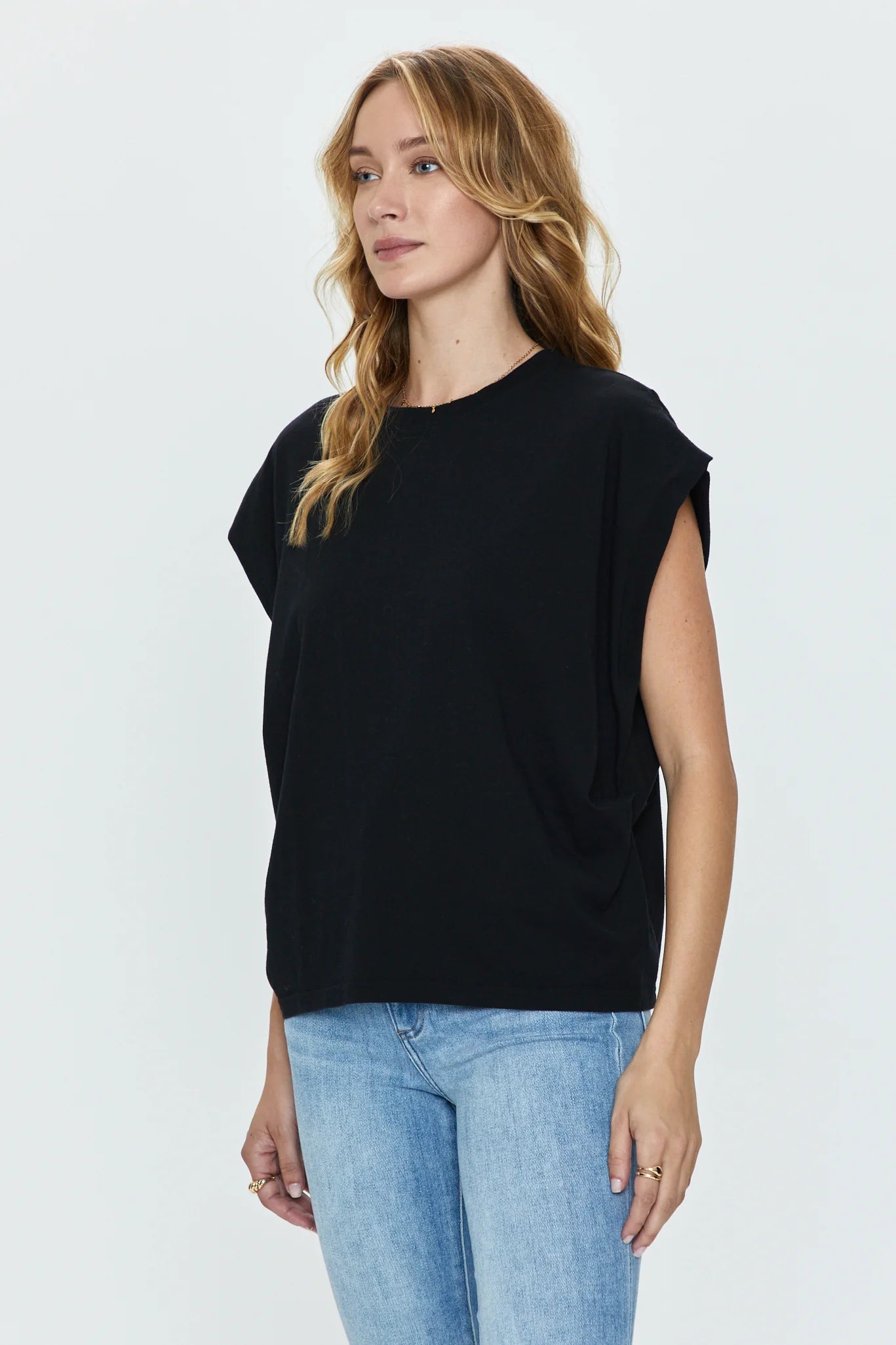 Tee | Black Pistola Trina | S